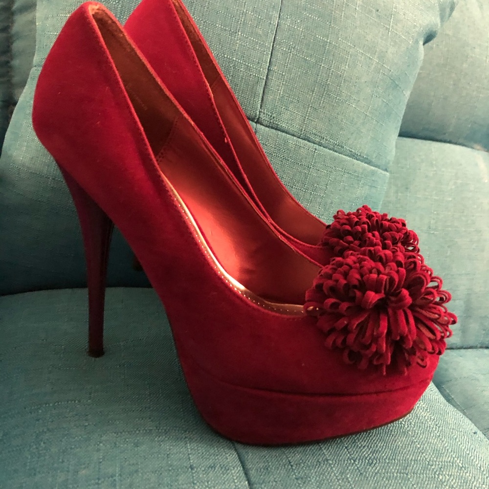 Gorgeous suede heels! Magenta maroon color.